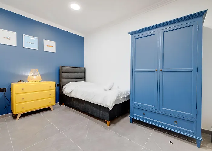 Art Deco In By Buena Vista Apartment