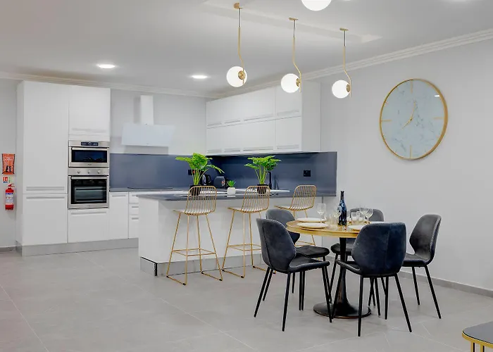 Art Deco In By Buena Vista Apartment